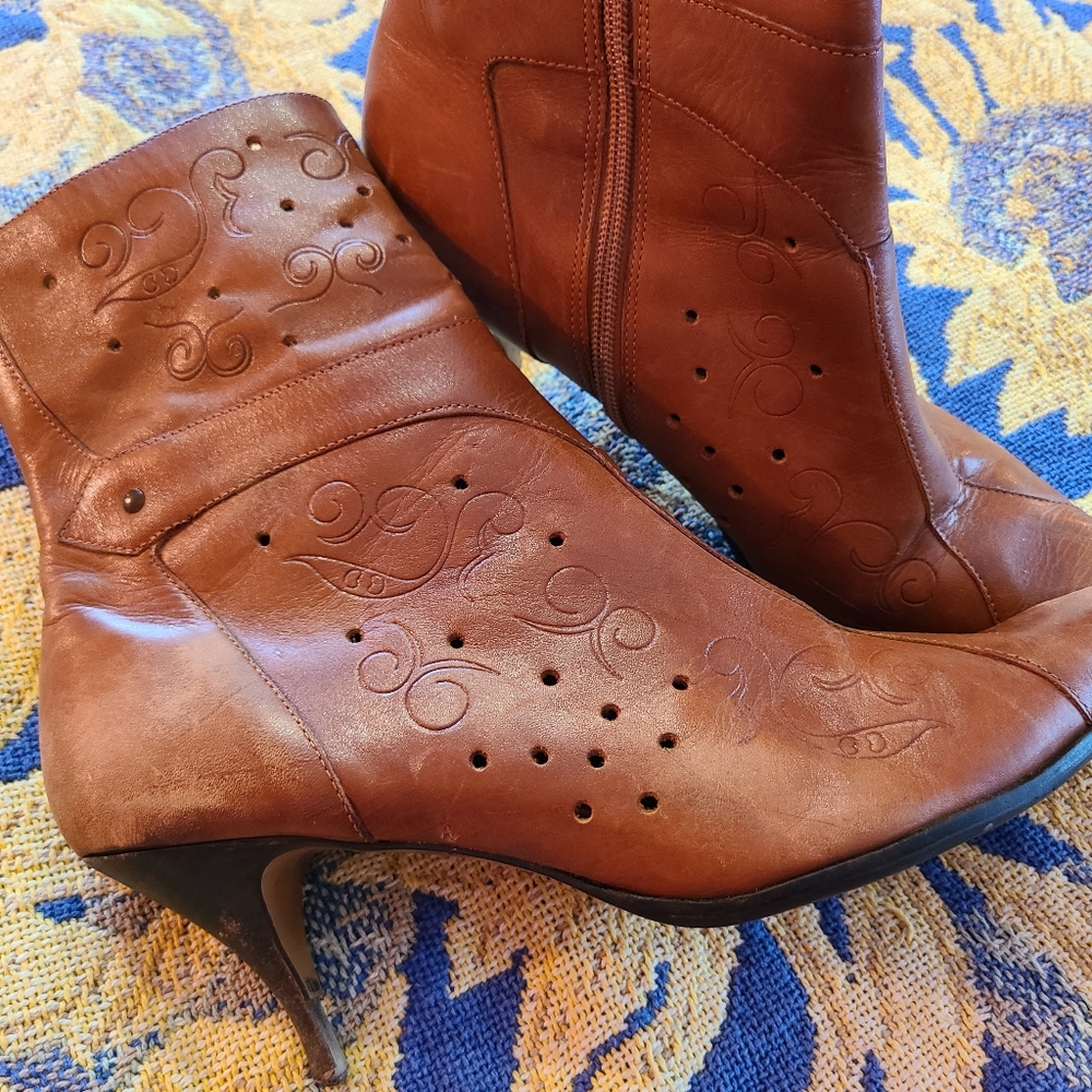 Two Lips Leather Ankle Boots - Picture 3 of 11